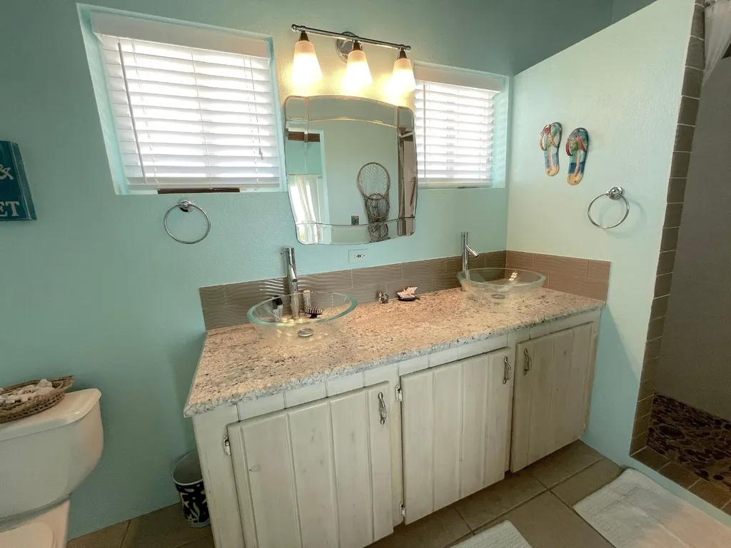 Beach Home & 3 Lots Long Island BS