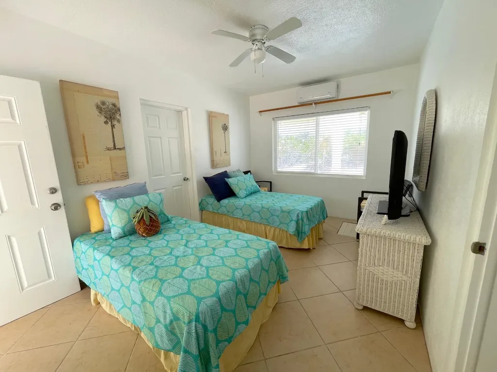 Beach Home & 3 Lots Long Island BS