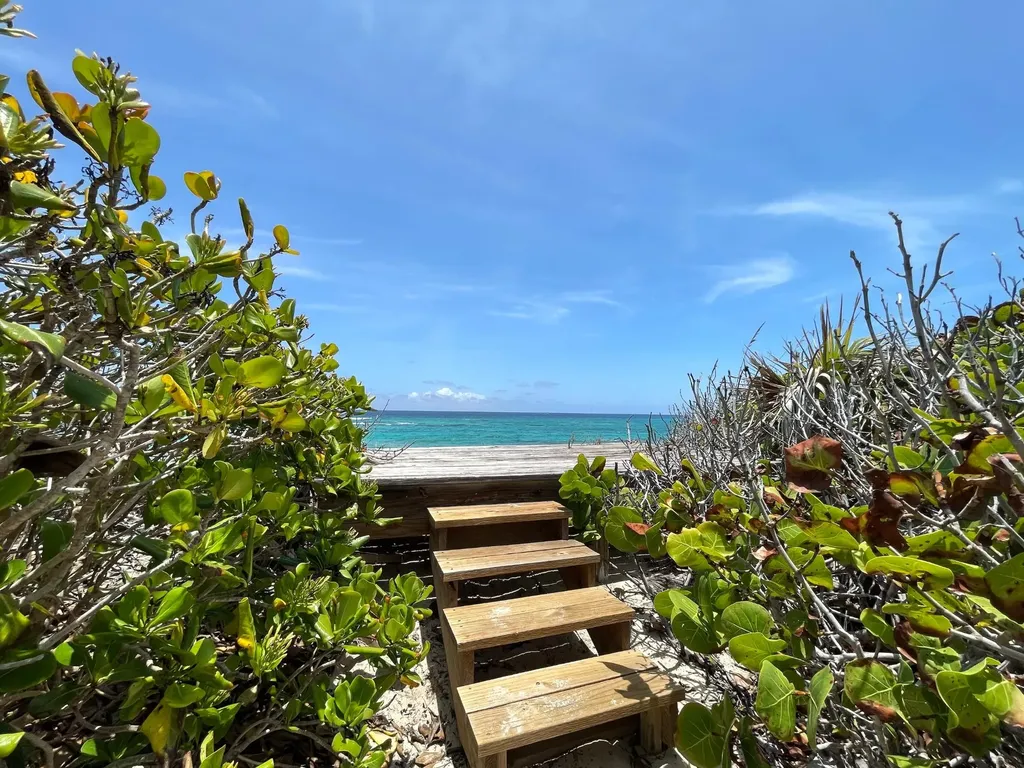 Beach Home & 3 Lots Long Island BS