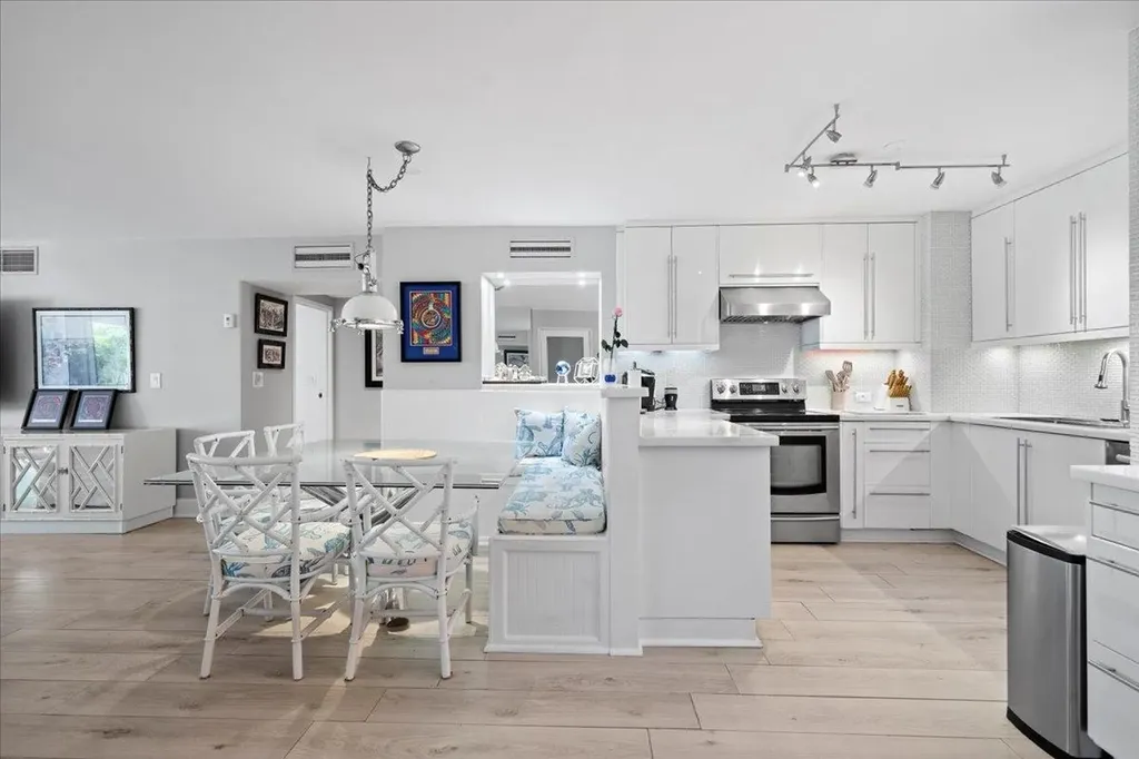 West Bay Street, Cable Be Conchrest New Providence Paradise Island BS