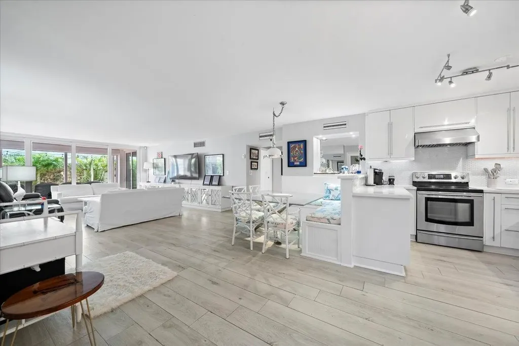 West Bay Street, Cable Be Conchrest New Providence Paradise Island BS