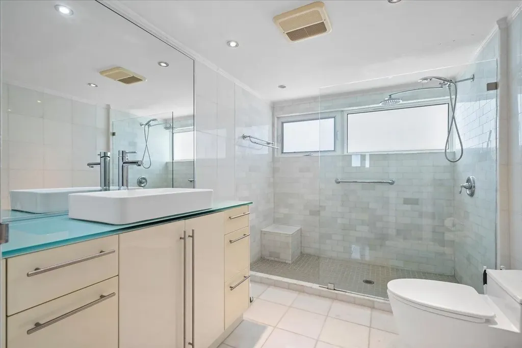 West Bay Street, Cable Be Conchrest New Providence Paradise Island BS