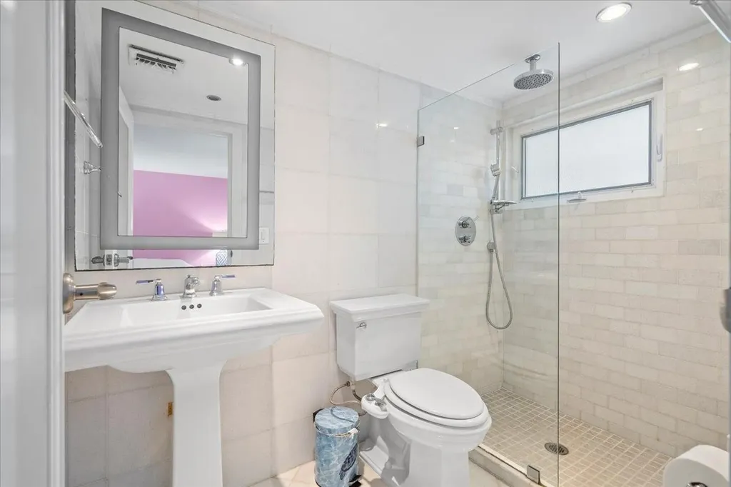 West Bay Street, Cable Be Conchrest New Providence Paradise Island BS