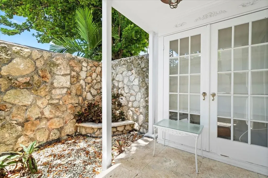 West Bay Street, Cable Be Conchrest New Providence Paradise Island BS