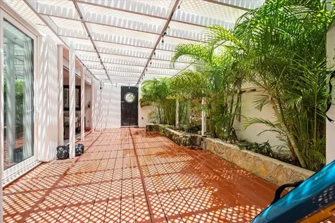 West Bay Street, Cable Be Conchrest New Providence Paradise Island BS