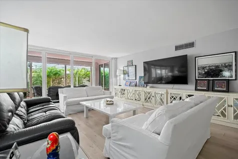 West Bay Street, Cable Be Conchrest New Providence Paradise Island BS