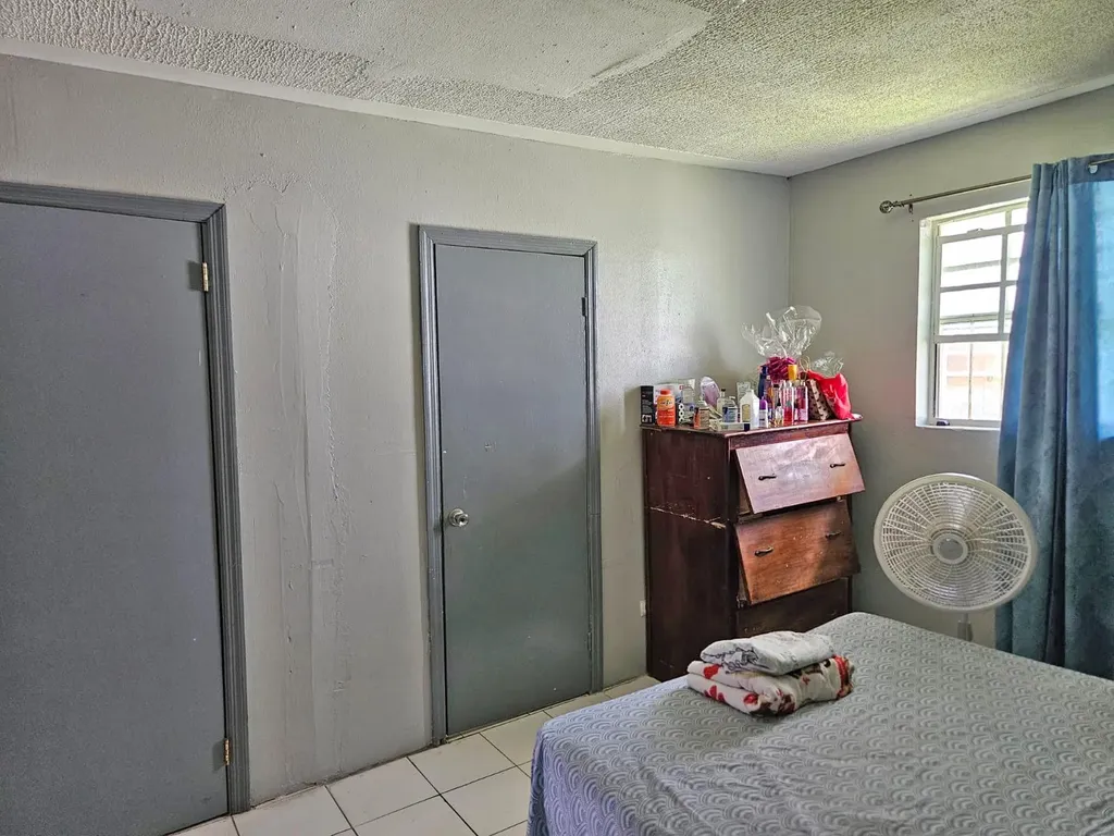 Carmen Close Sub. New Providence Paradise Island BS
