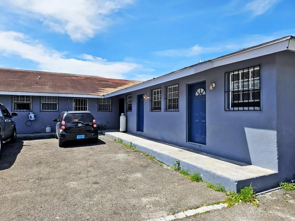 Carmen Close Sub. New Providence Paradise Island BS