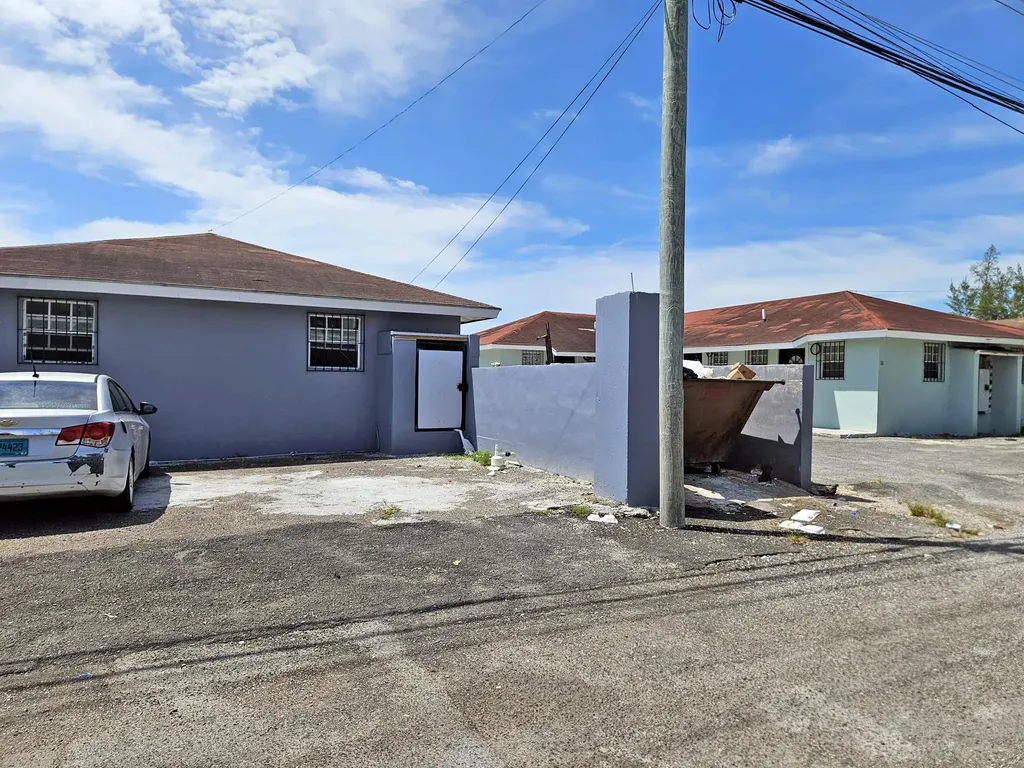 Carmen Close Sub. New Providence Paradise Island BS