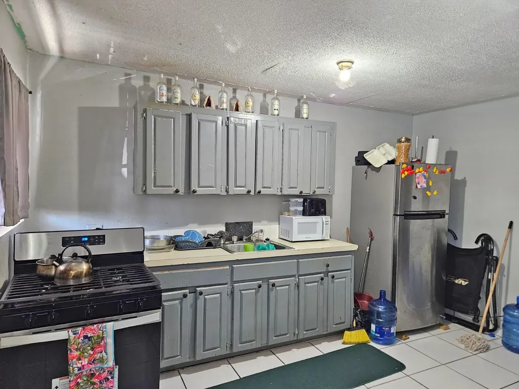 Carmen Close Sub. New Providence Paradise Island BS