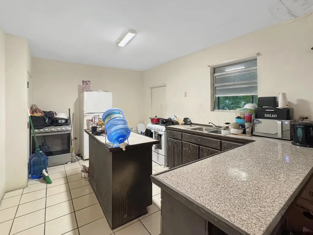 Golden Gates #2 446 New Providence Paradise Island BS