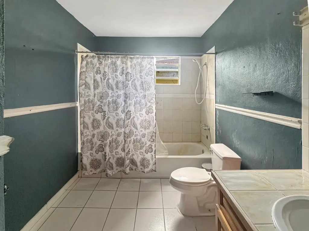 Golden Gates #2 446 New Providence Paradise Island BS