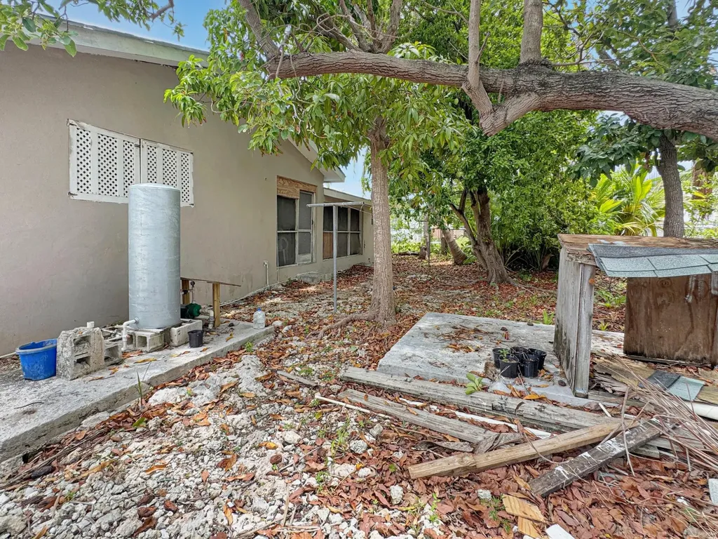 Golden Gates #2 446 New Providence Paradise Island BS