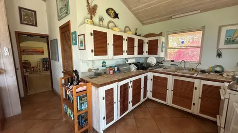 Honey Creeper Road Eleuthera BS