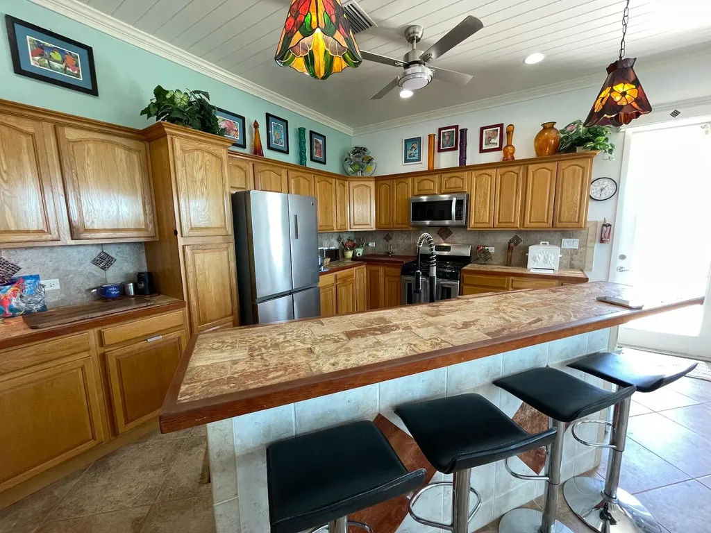 3/2 Harbour View Home Long Island BS