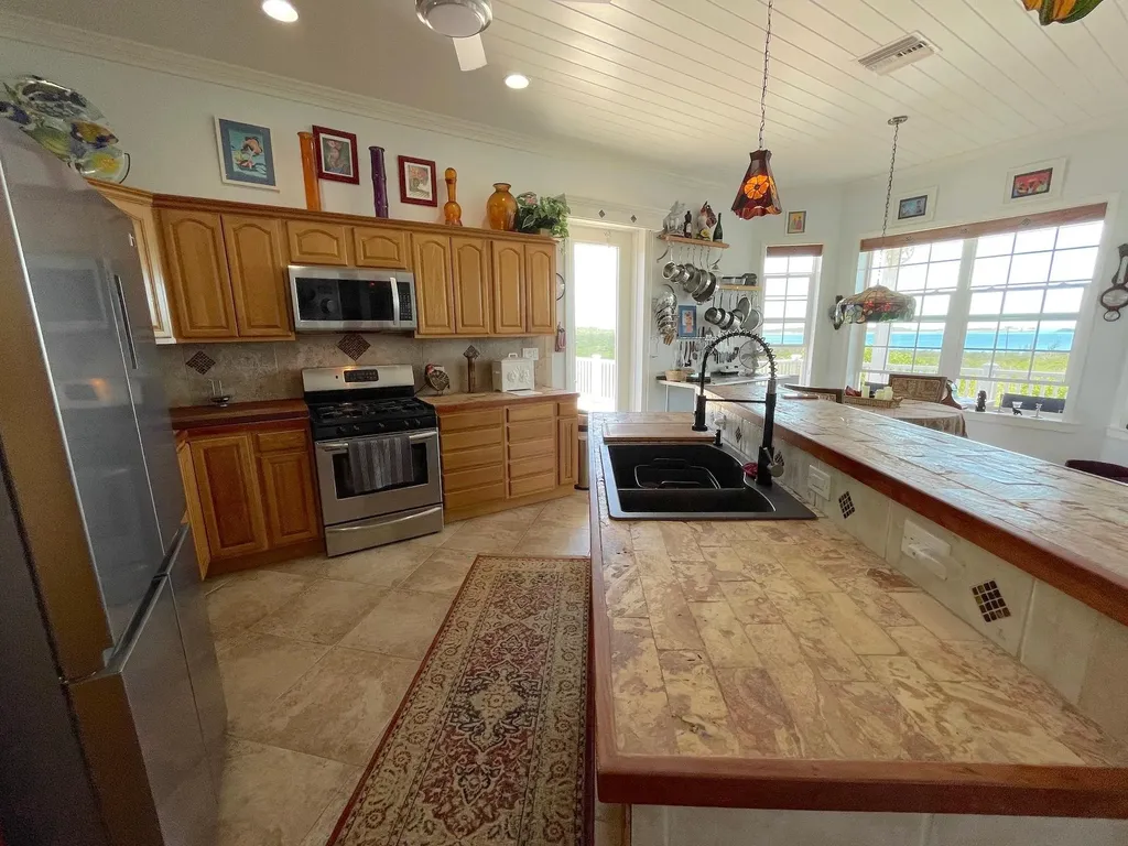 3/2 Harbour View Home Long Island BS