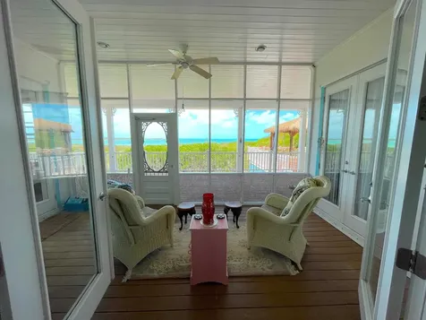 3/2 Harbour View Home Long Island BS