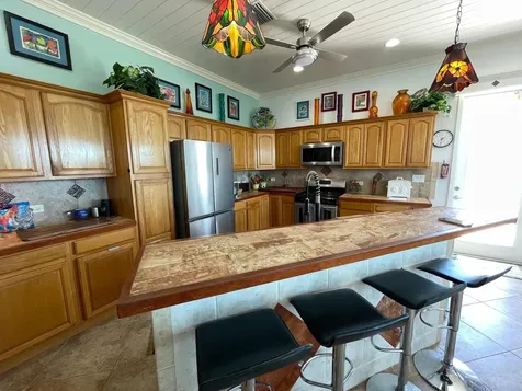 3/2 Harbour View Home Long Island BS