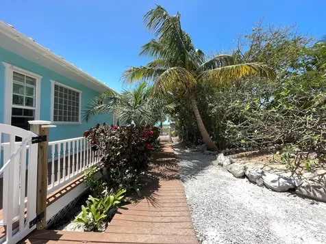 3/2 Harbour View Home Long Island BS