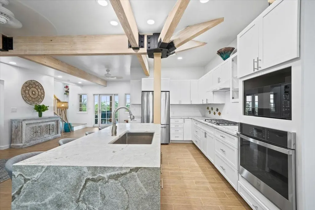 Queen Pineapple Andros BS