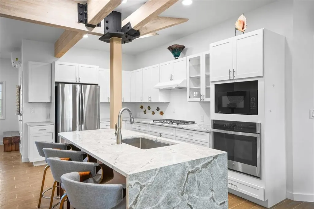 Queen Pineapple Andros BS