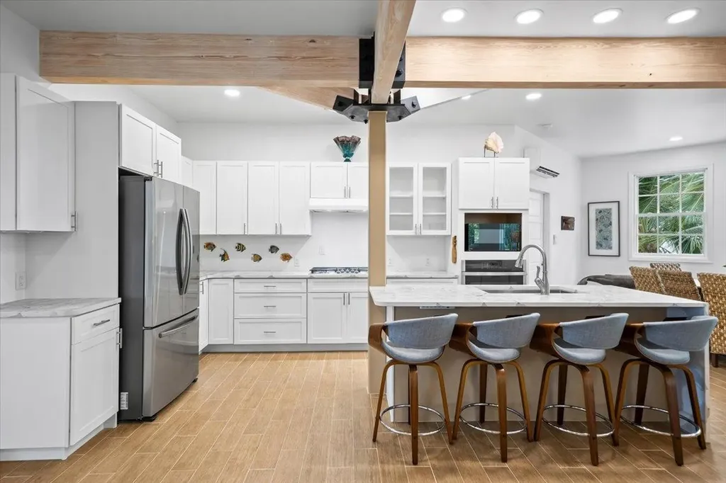 Queen Pineapple Andros BS