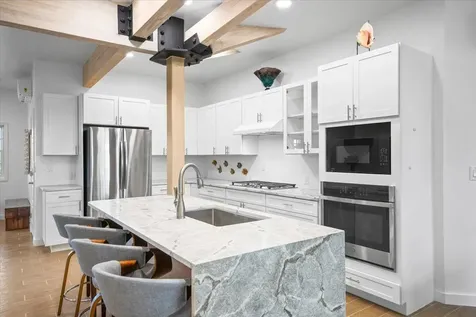 Queen Pineapple Andros BS