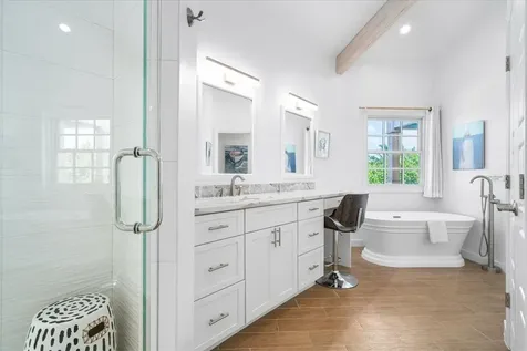 Queen Pineapple Andros BS