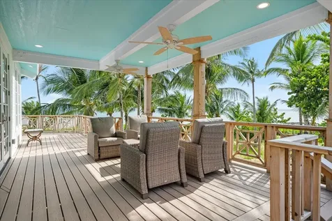 Queen Pineapple Andros BS