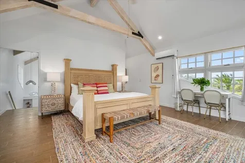 Queen Pineapple Andros BS