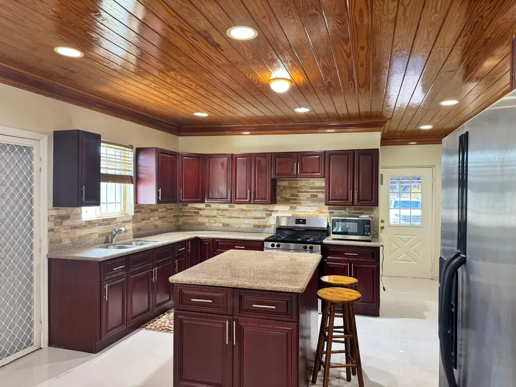 Skyline Drive 35 New Providence Paradise Island BS