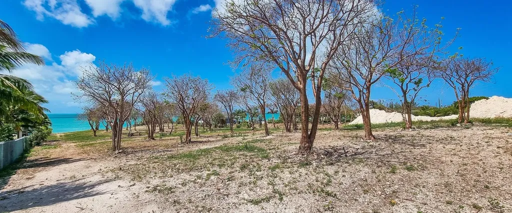 Off Vivian Pinder Road, R Eleuthera BS