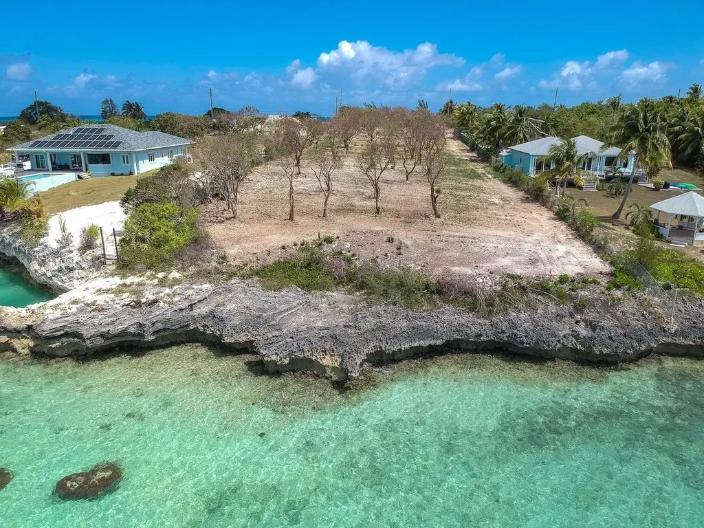 Off Vivian Pinder Road, R Eleuthera BS