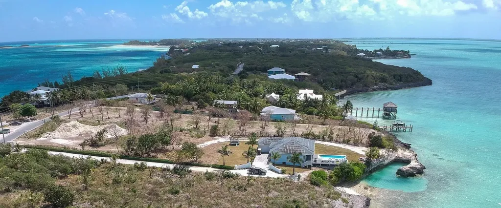 Off Vivian Pinder Road, R Eleuthera BS