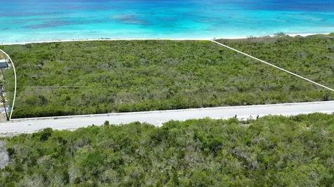 Queens Highway San Salvador BS