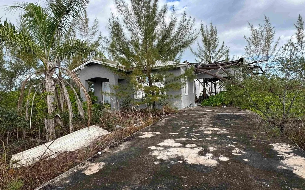 Fixer Upper Suffolk Subd Grand Bahama Freeport BS