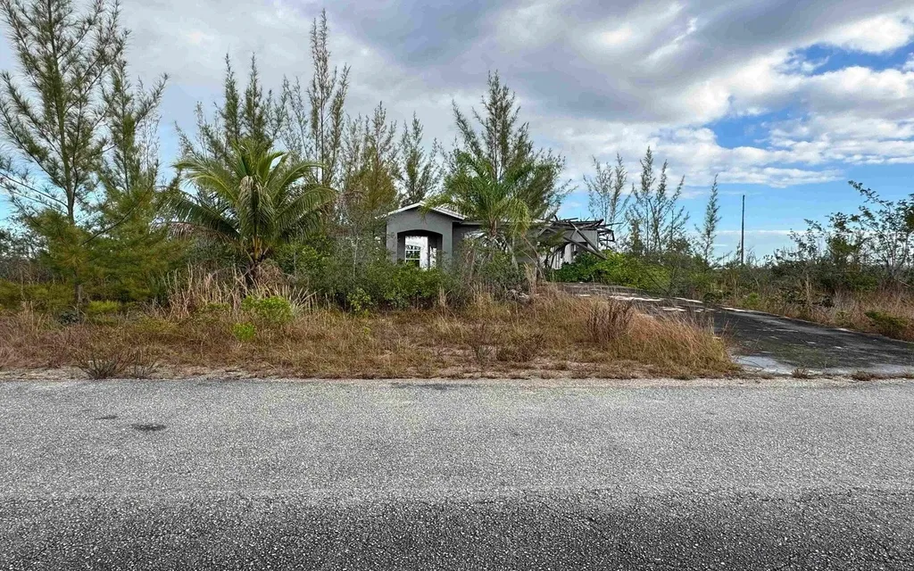 Fixer Upper Suffolk Subd Grand Bahama Freeport BS