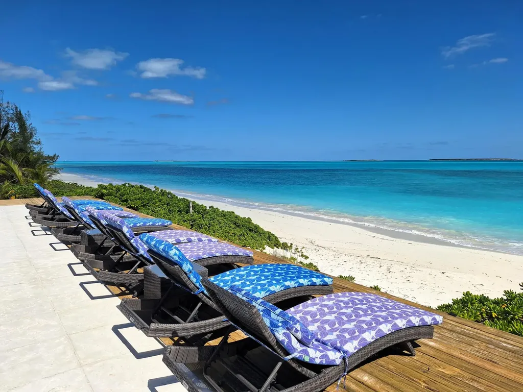 Queens Highway Exuma BS