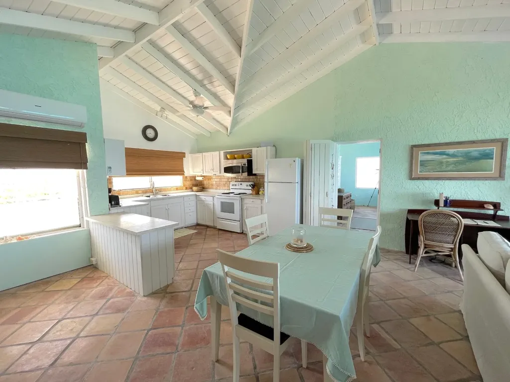 2/2 Oceanfront Home Long Island BS