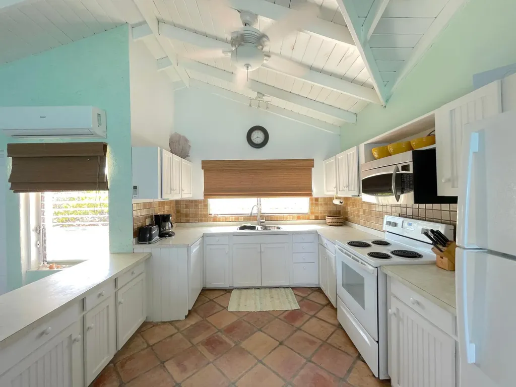 2/2 Oceanfront Home Long Island BS