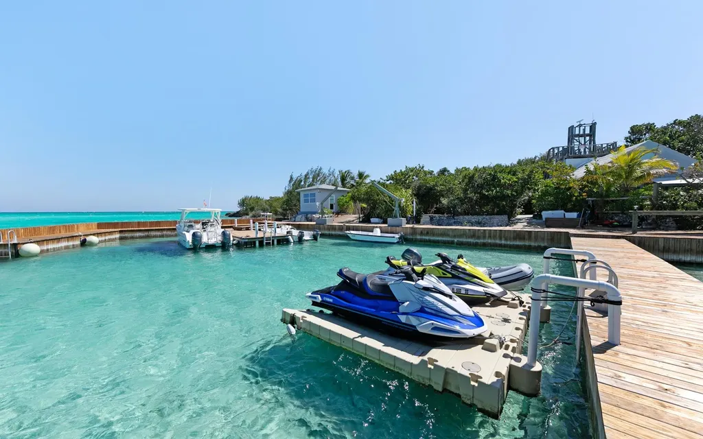 Victoria Island Andros BS