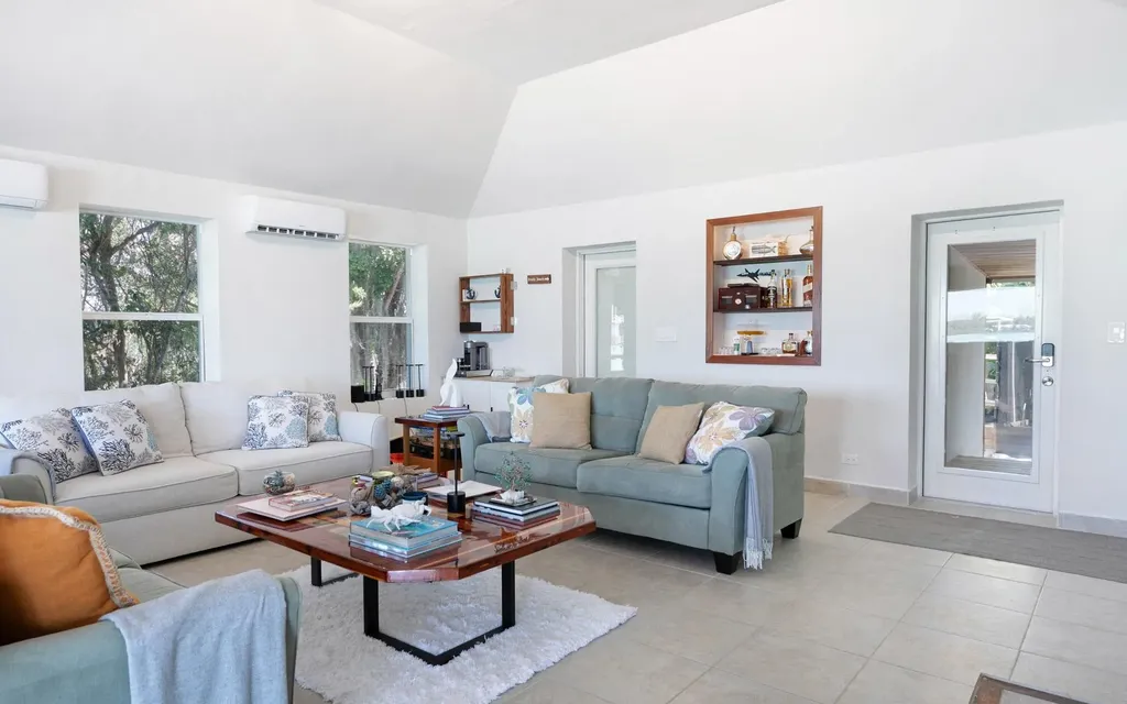 Victoria Island Andros BS