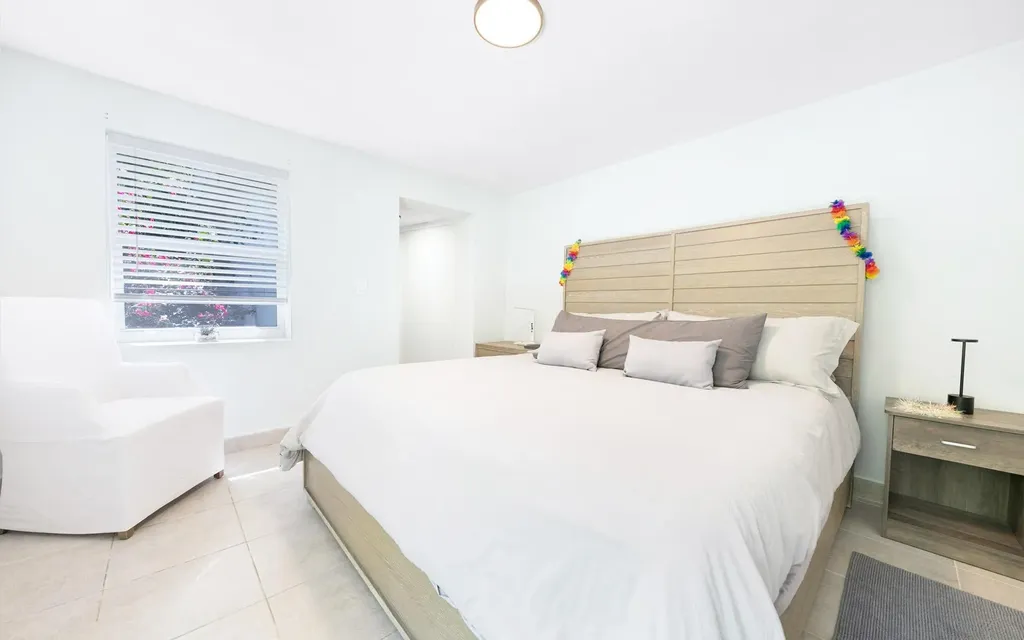 Victoria Island Andros BS