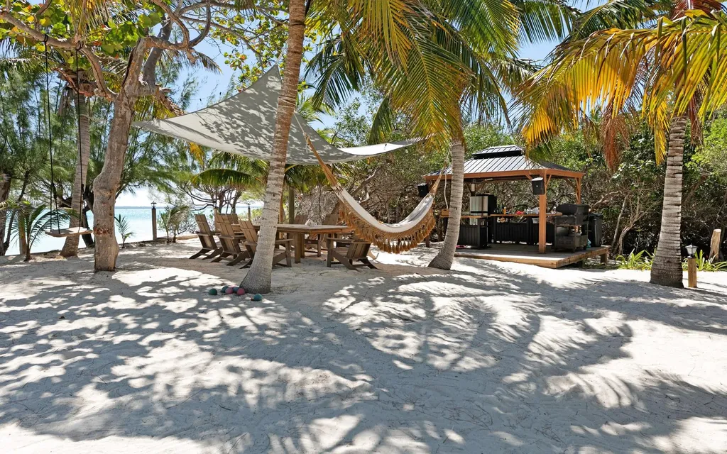 Victoria Island Andros BS