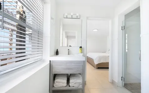 Victoria Island Andros BS