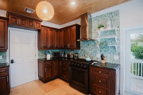 Perky Pelican Abaco BS