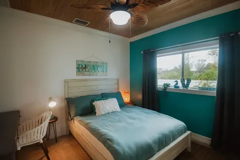 Perky Pelican Abaco BS