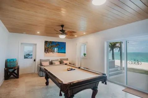 Perky Pelican Abaco BS