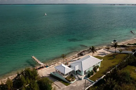 Perky Pelican Abaco BS