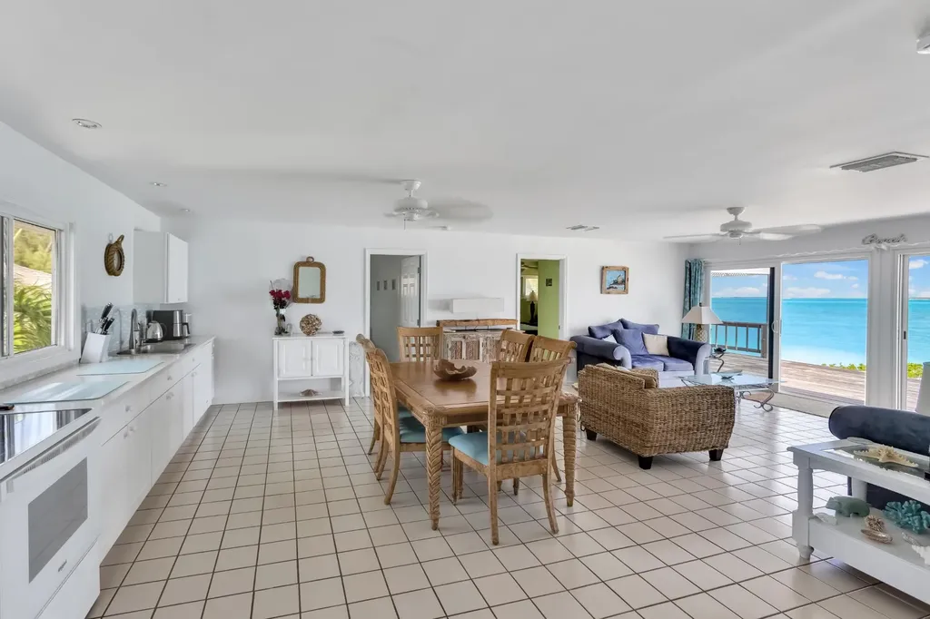 Queens Highway 18 Exuma BS